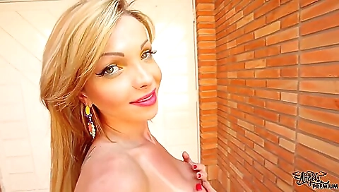 Amateur blonde gets fucked in the car in the car wash